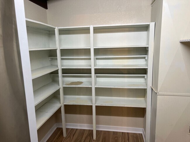 Building Photo - 4 Bedroom 2 bath home near lake Tenkiller with office