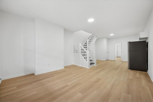 Building Photo - Gorgeous 4-Bedroom Townhome in West Philad...