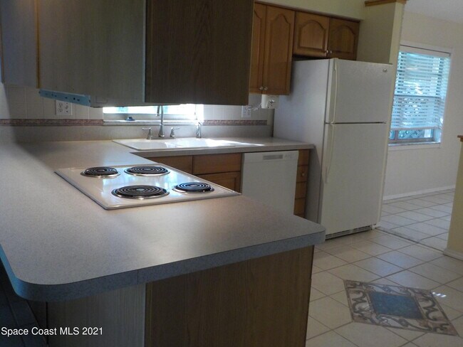 Building Photo - 520 Avondale Rd NE