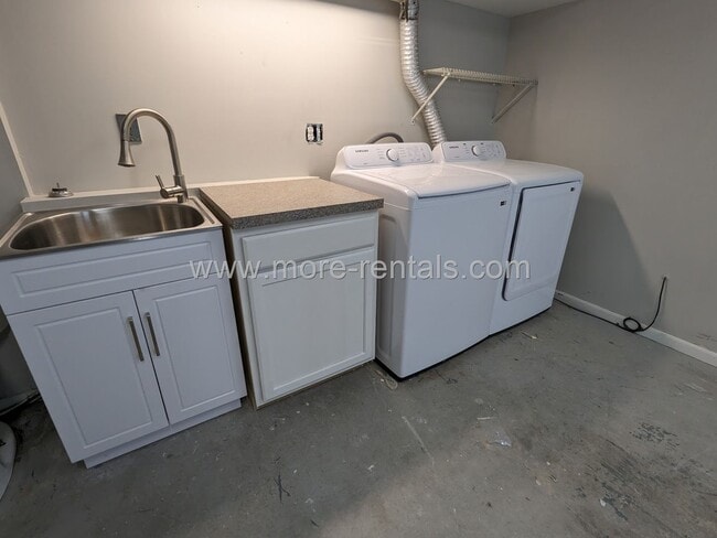 Building Photo - Updated German Village house area with attached garage