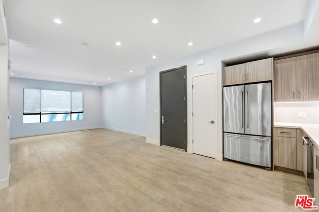 Building Photo - 5955 Saturn St