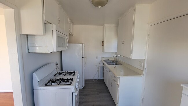 Building Photo - 805 Apple St