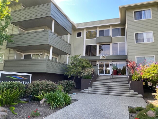 Building Photo - 300 Murchison Dr