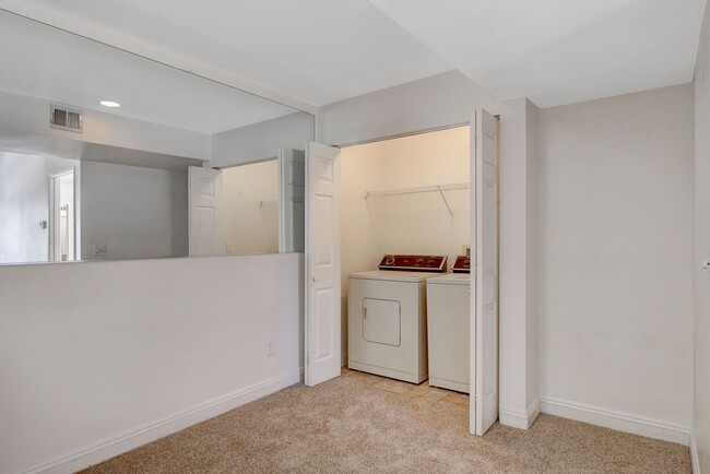 Building Photo - 5134 S Jones #204: Dual Primary Bedroom Co...