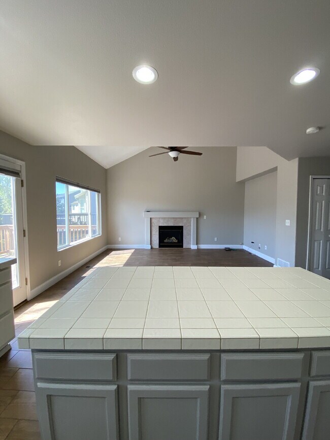 Building Photo - 5 bedroom - Oxbow