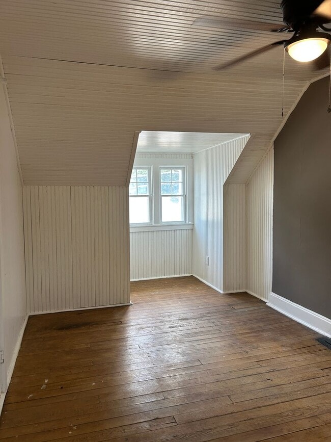 Building Photo - Lovely Home