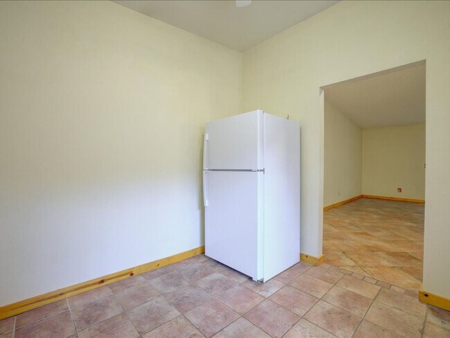 Building Photo - Charming 4-Bedroom Home with Spacious Living & Private Backyard!