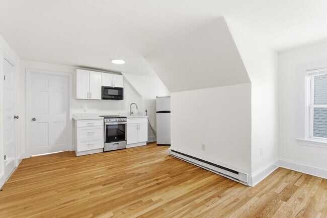 Building Photo - 70 Bellevue St