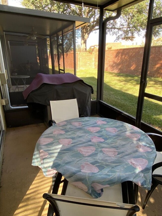 Building Photo - Fully Furnished Town House 3 Bedroom/2.5 B...