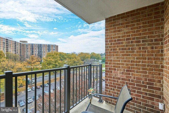 Building Photo - 2300 Pimmit Dr