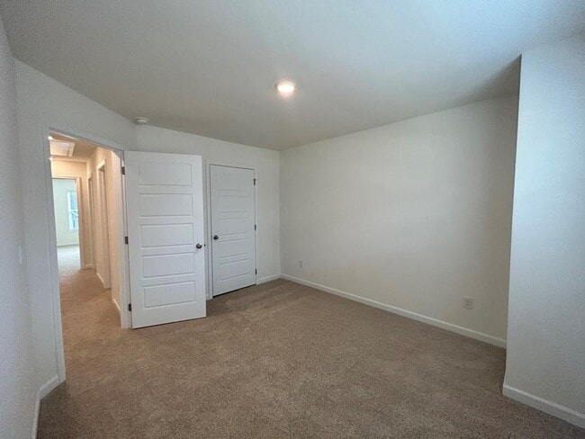 Building Photo - 1253 Cades Walk