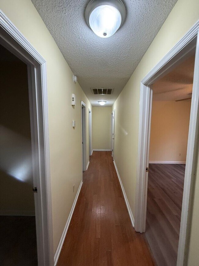 Building Photo - 510 Whistlestop Cir
