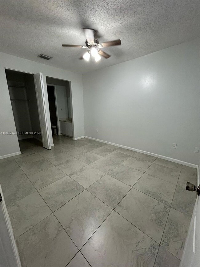 Building Photo - 4295 NE 10th Ct