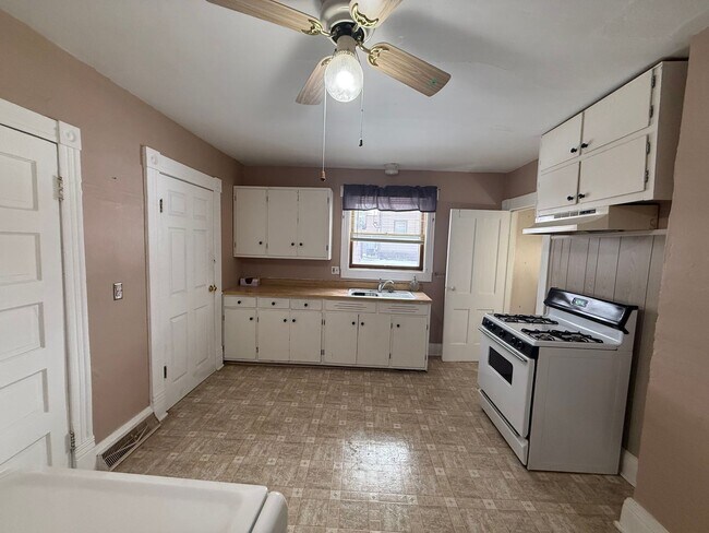 Building Photo - 426 1st St NW