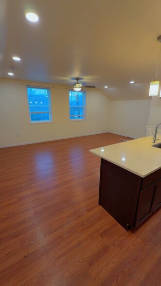 Building Photo - 171 Schiller St