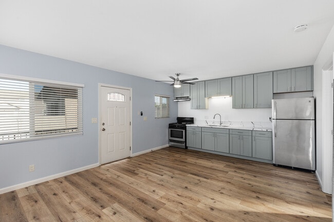 Building Photo - 1413 Hemlock Ave
