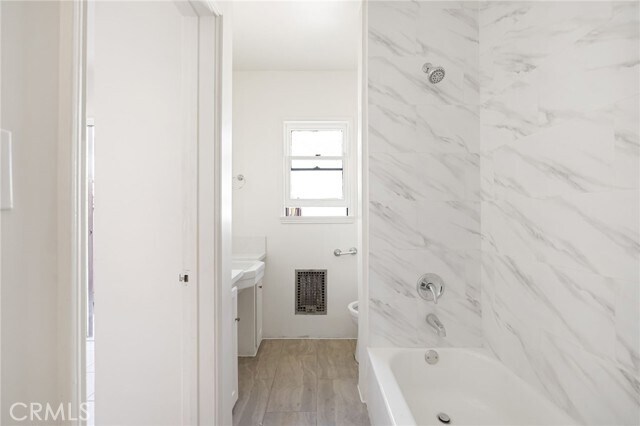 Building Photo - 1367 N Mentor Ave