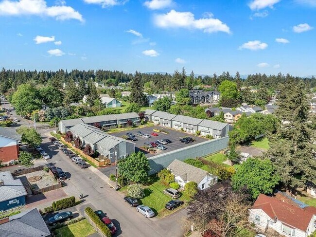 Building Photo - 2 bedroom unit. Pets OK! Lots of upgrades! Full size washer and dryer in every unit!!