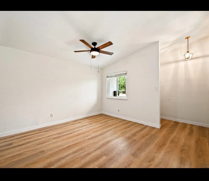 Building Photo - 927 Gray Dr