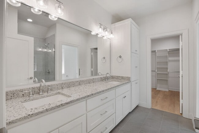 Building Photo - Gorgeous new construction in Flint!