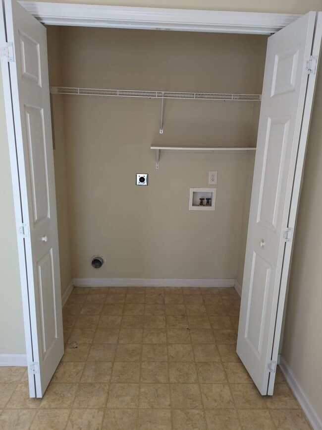 Building Photo - Nice Two Bedroom Duplex In A Great Location Available April 2026