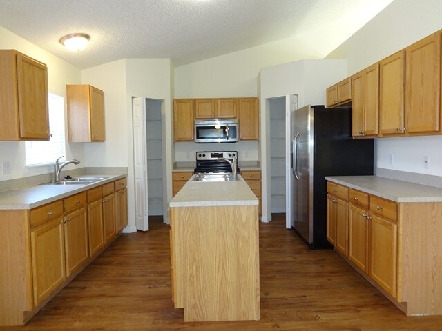 Building Photo - 1613 SW Carillo Ave