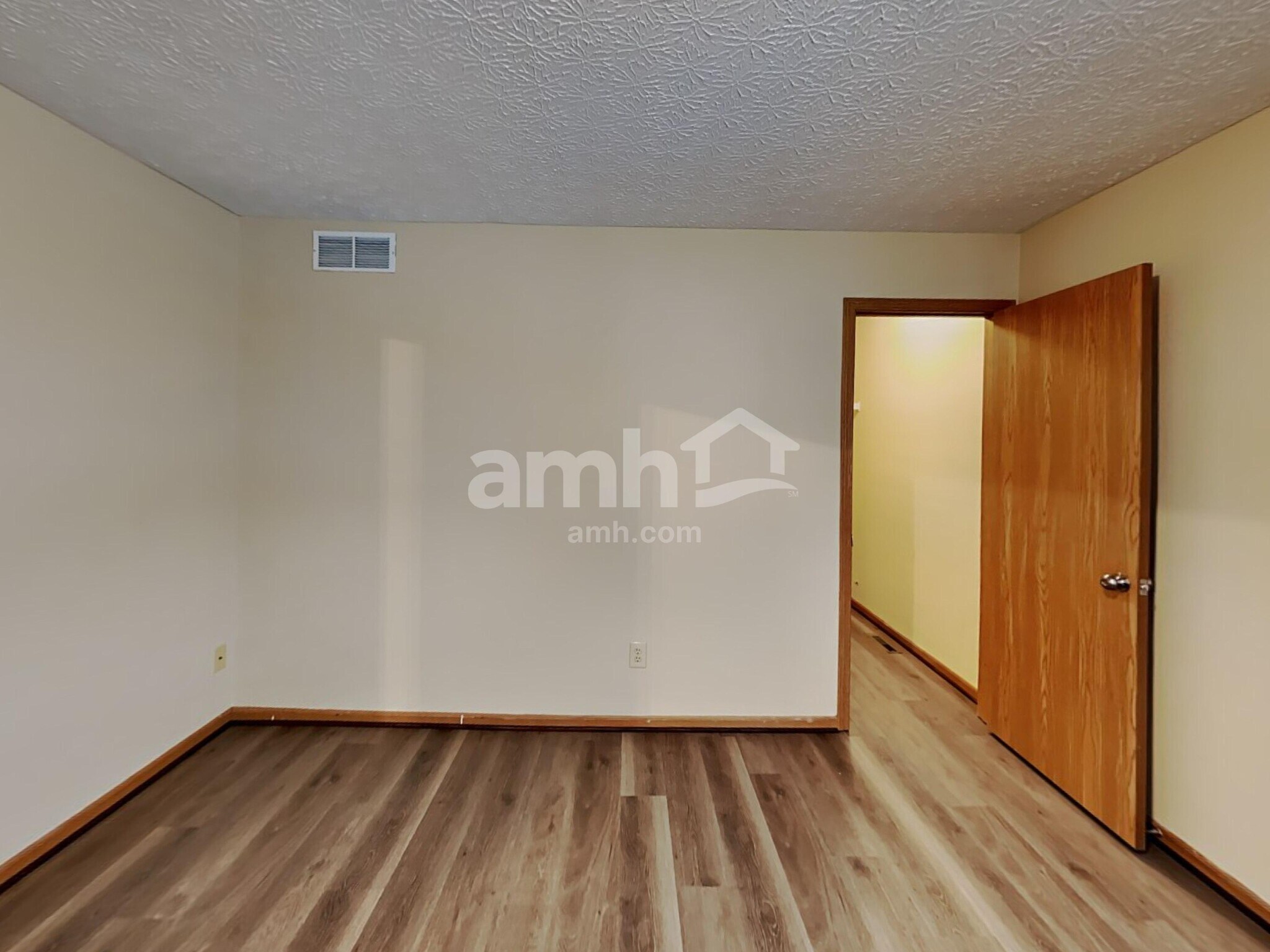 Building Photo - 254 Oxford Dr SW