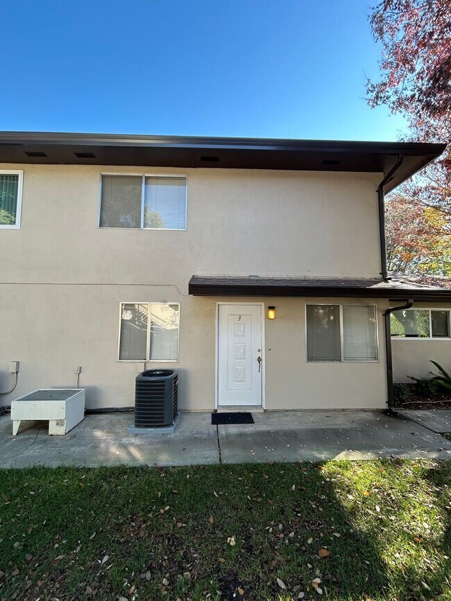 Building Photo - Remodeled Davis Townhouse