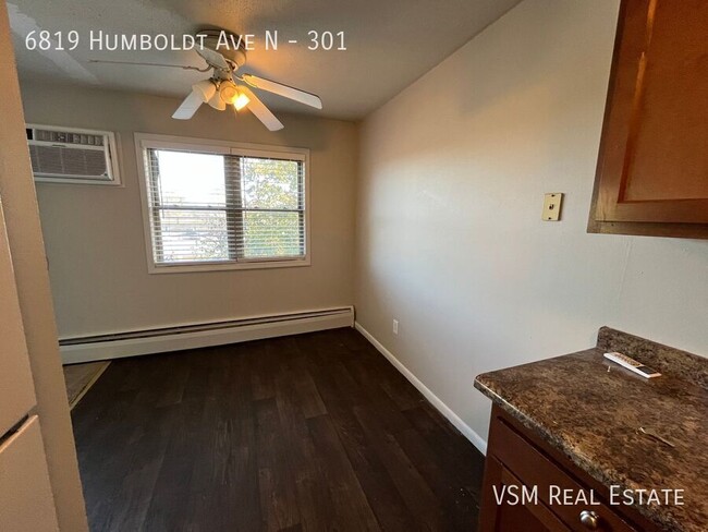 Building Photo - Spacious 2 Bedroom 1 Bathroom Unit - Avail...