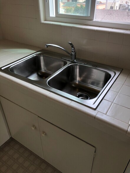 Building Photo - 339 Monroe St