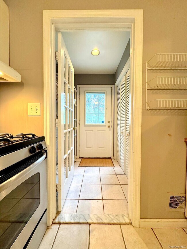 Building Photo - 14 Cherry St