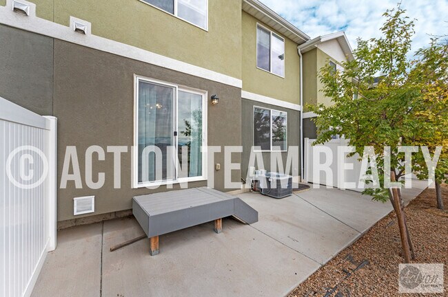 Building Photo - Middle Row Townhome in Herriman!