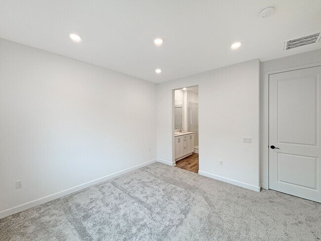 Building Photo - Spacious 3-Bedroom, 3-Bathroom Townhome in...
