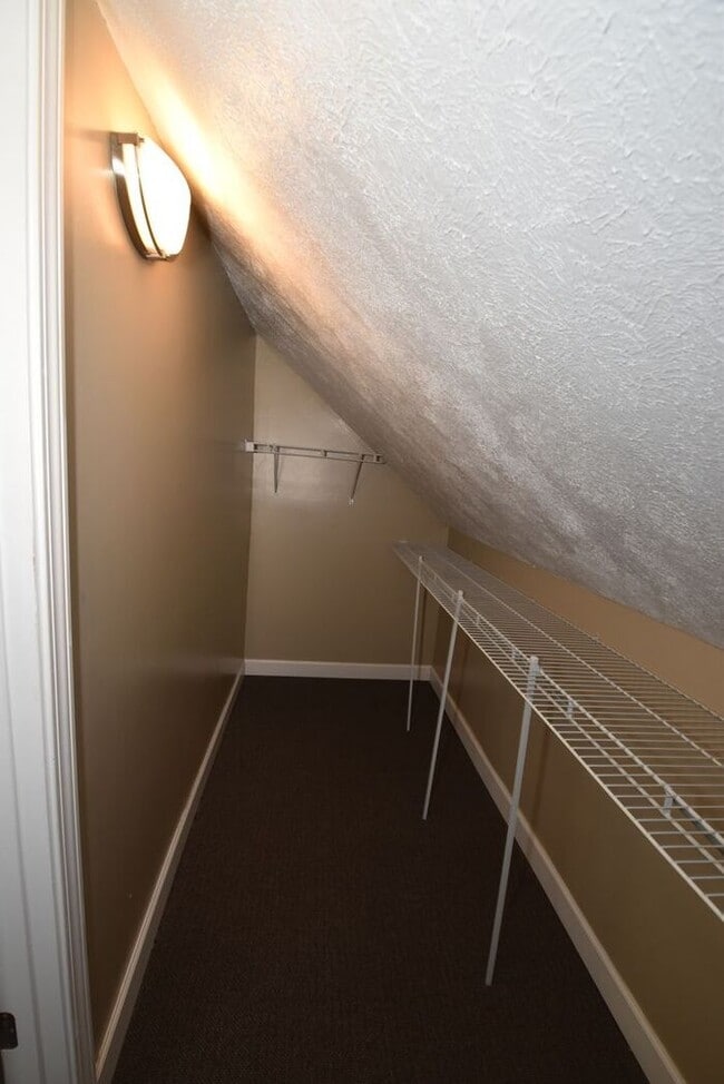 Building Photo - Mishawaka Northside 3 bedroom 1 1/2 story home with 2 bathrooms