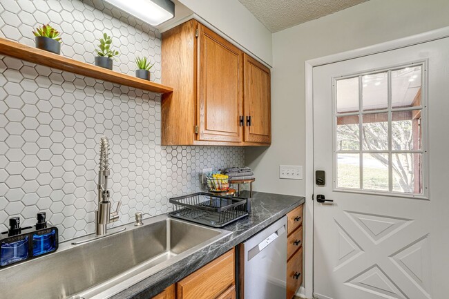 Building Photo - Spacious 2BR Home Near JMU –