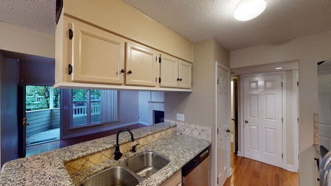 Building Photo - Wonderful Uptown renovated top floor condo!
