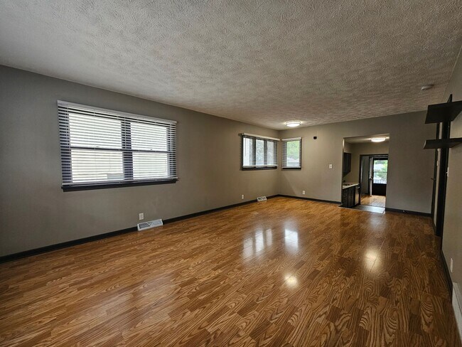 Building Photo - Spacious and Renovated 3 Bedroom Home