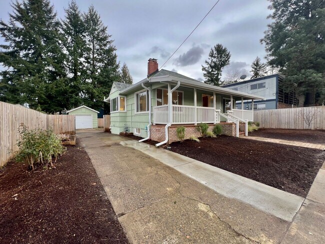 Building Photo - Newly Renovated 3 bed 2 bath With Huge Bac...