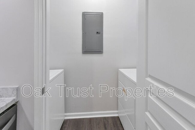 Building Photo - 100 Bucksley Ln