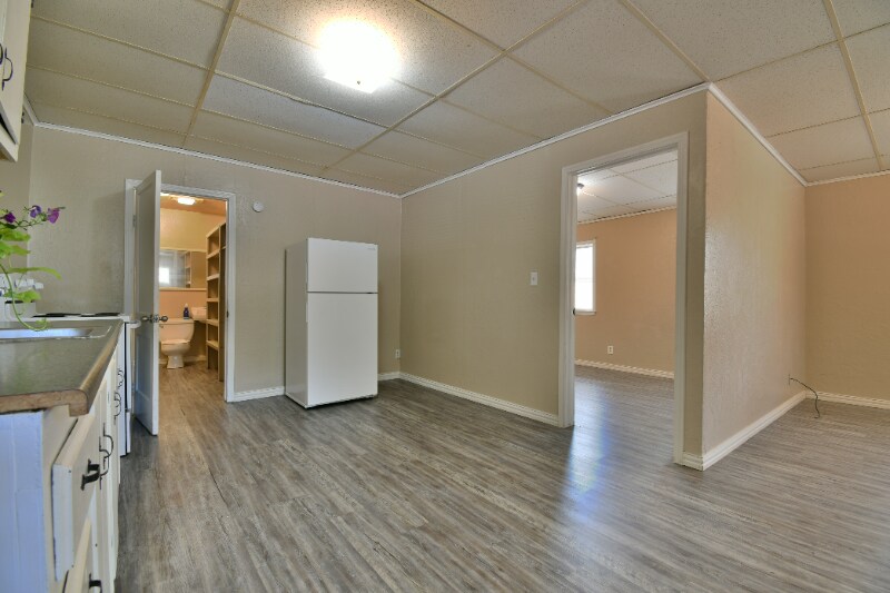 Building Photo - 808 W Cypress Ave