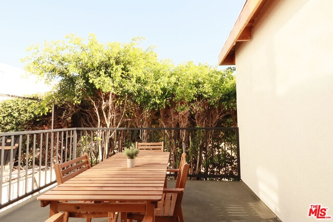 Building Photo - 918 N San Vicente Blvd