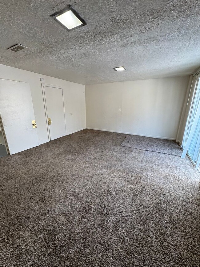 Building Photo - Spacious and charming 4 Bed Home in Convenient West Toledo Location