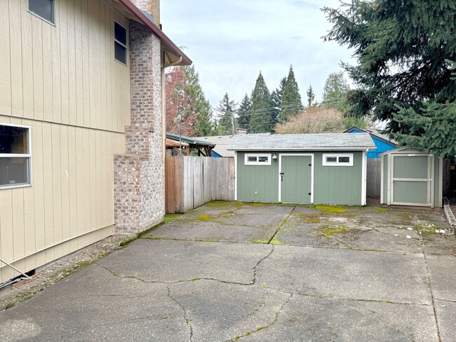 Building Photo - Linwood Neighborhood, Milwaukie Home on Quiet Cul-de-sac, 2 Car Garage, A/C, Huge Fenced Backyard