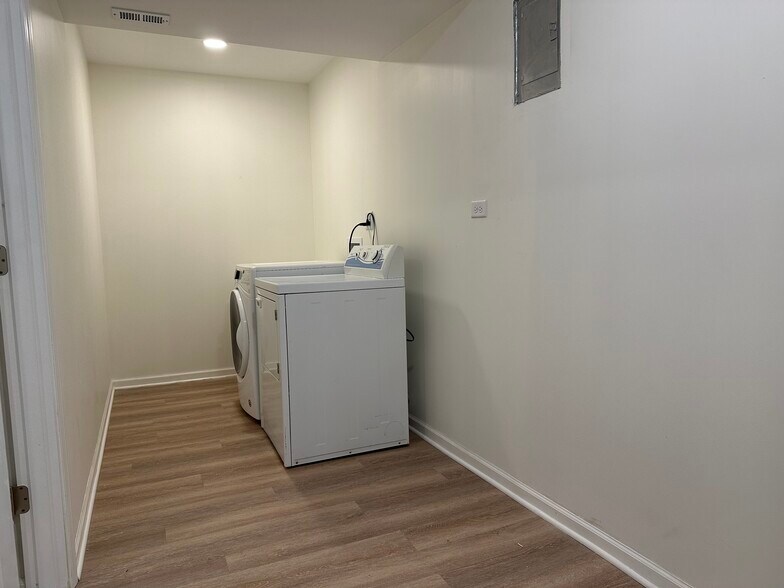 Building Photo - 2037 N Damen Ave