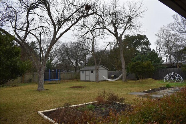 Building Photo - 2701 Twin Oaks Dr