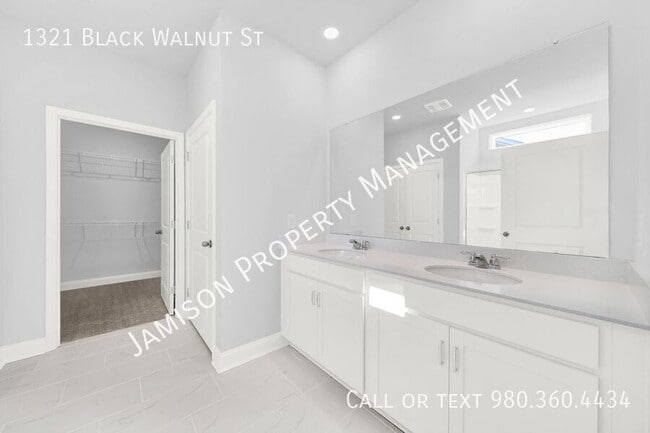 Building Photo - 1321 Black Walnut St