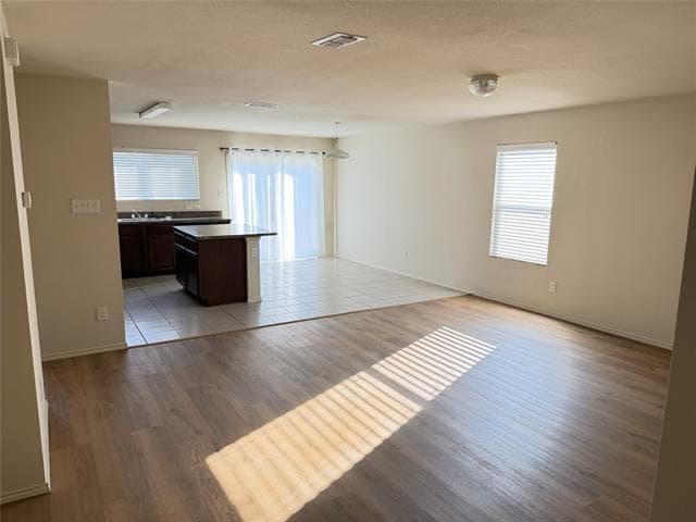 Building Photo - 1409 Raven Dr S