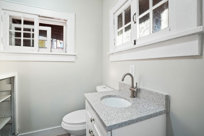 Building Photo - 3 BED 2 FULL BATH W/ OFFICE - AVAILABLE NOW