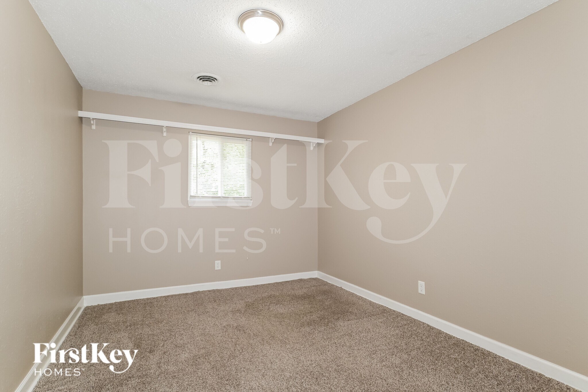 Building Photo - 11 S Lang Dr