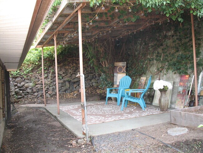 Building Photo - 827 W 11th Ave